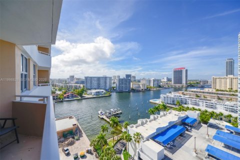 Condominio en venta en Hallandale Beach, Florida, 1 dormitorio, 74.14 m2 № 2183912 - foto 19