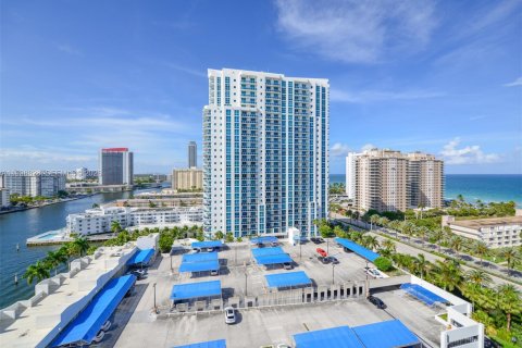 Condo in Hallandale Beach, Florida, 1 bedroom № 2183912