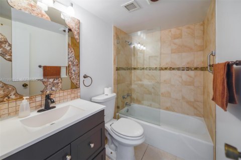 Condominio en venta en Hallandale Beach, Florida, 1 dormitorio, 74.14 m2 № 2183912 - foto 17