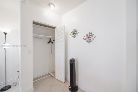 Condominio en venta en Hallandale Beach, Florida, 1 dormitorio, 74.14 m2 № 2183912 - foto 9