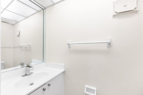 Condo in Miami, Florida, 1 bedroom  № 1943889 - photo 11