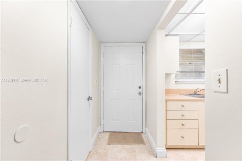 Condo in Miami, Florida, 1 bedroom  № 1943889 - photo 12