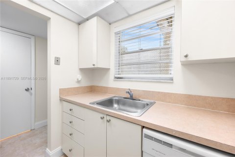 Condo in Miami, Florida, 1 bedroom  № 1943889 - photo 10
