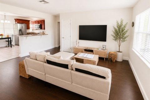 House in Winter Park, Florida 4 bedrooms, 130.53 sq.m. № 2277953 - photo 2