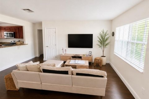 House in Winter Park, Florida 4 bedrooms, 130.53 sq.m. № 2277953 - photo 3
