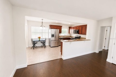 House in Winter Park, Florida 4 bedrooms, 130.53 sq.m. № 2277953 - photo 4