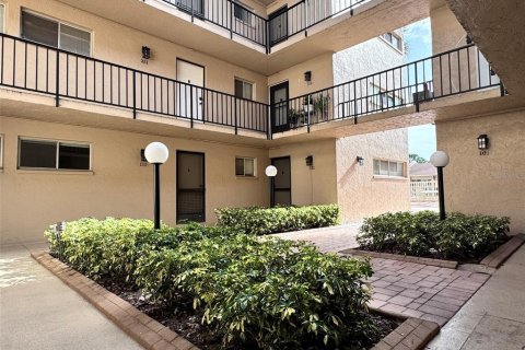 Condo in Sarasota, Florida, 2 bedrooms  № 2212356 - photo 2