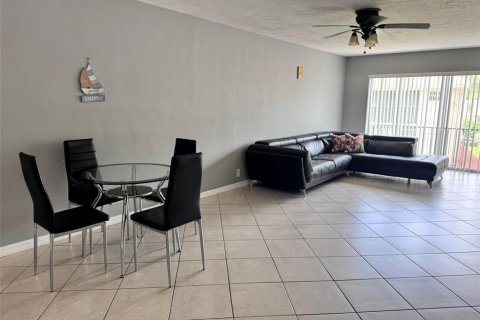 Condo in Sarasota, Florida, 2 bedrooms  № 2212356 - photo 13