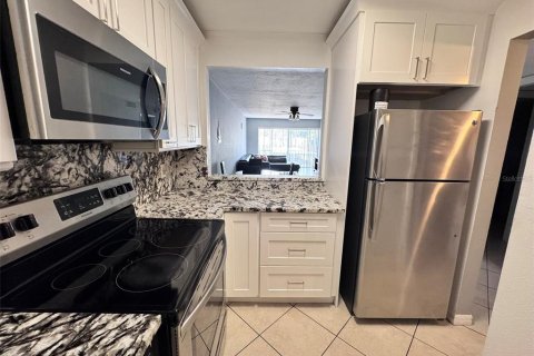 Condo in Sarasota, Florida, 2 bedrooms  № 2212356 - photo 9