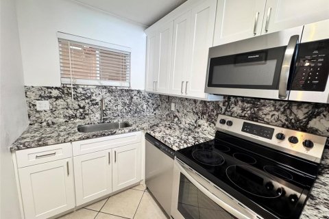 Condo in Sarasota, Florida, 2 bedrooms  № 2212356 - photo 7