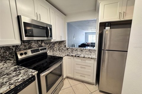 Condo in Sarasota, Florida, 2 bedrooms  № 2212356 - photo 8
