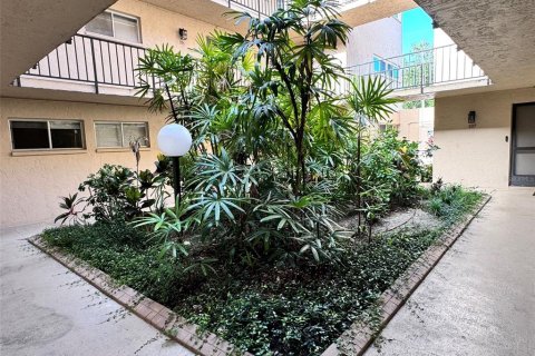 Condo in Sarasota, Florida, 2 bedrooms  № 2212356 - photo 3