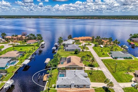 House in Port Charlotte, Florida 3 bedrooms, 234.67 sq.m. № 2093856