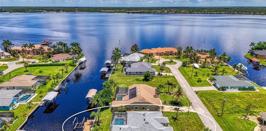 Casa en Port Charlotte, Florida 3 dormitorios, 234.67 m2 № 2093856