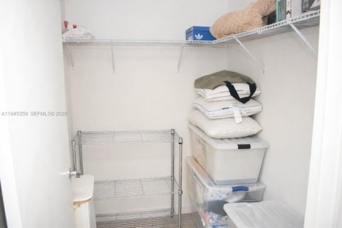 Copropriété à louer à Miami, Floride: 2 chambres, 98.85 m2 № 2152861 - photo 19