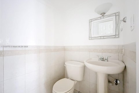 Townhouse in Hialeah, Florida 3 bedrooms, 109.81 sq.m. № 1988190 - photo 17
