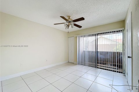 Townhouse in Hialeah, Florida 3 bedrooms, 109.81 sq.m. № 1988190 - photo 15
