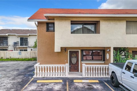 Townhouse in Hialeah, Florida 3 bedrooms, 109.81 sq.m. № 1988190 - photo 3