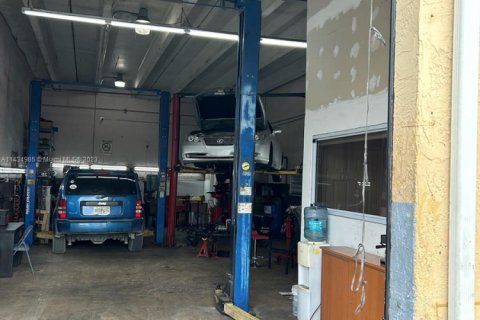 Купить коммерческую недвижимость в Хайалиа Гарденс, Флорида № 1985040 - фото 1