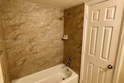 Condominio en alquiler en Pompano Beach, Florida, 1 dormitorio, 65.03 m2 № 2016722 - foto 13