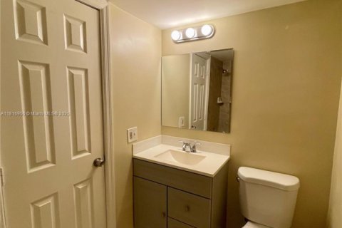 Condominio en alquiler en Pompano Beach, Florida, 1 dormitorio, 65.03 m2 № 2016722 - foto 12