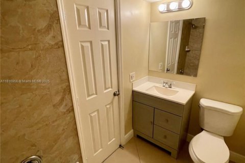 Condominio en alquiler en Pompano Beach, Florida, 1 dormitorio, 65.03 m2 № 2016722 - foto 11
