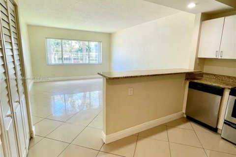 Condominio en alquiler en Pompano Beach, Florida, 1 dormitorio, 65.03 m2 № 2016722 - foto 2