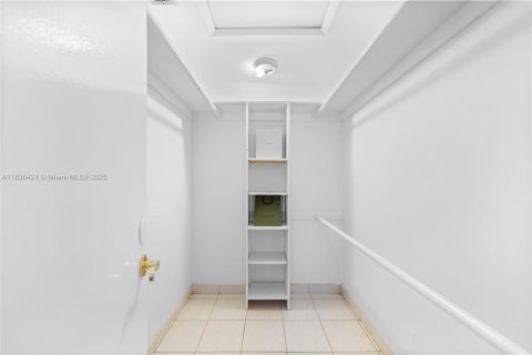 Townhouse in Hallandale Beach, Florida 2 bedrooms, 156.08 sq.m. № 1820360 - photo 11