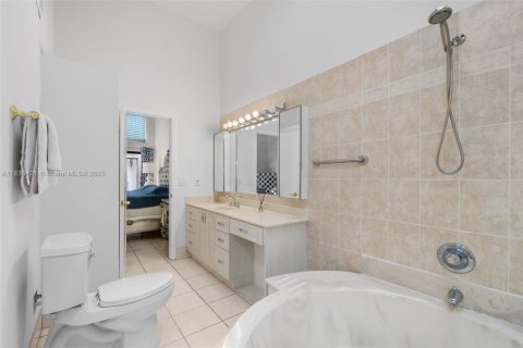 Townhouse in Hallandale Beach, Florida 2 bedrooms, 156.08 sq.m. № 1820360 - photo 10