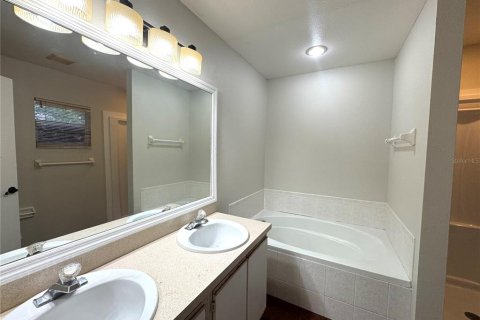 House in Deltona, Florida 4 bedrooms, 150.13 sq.m. № 1898794 - photo 24