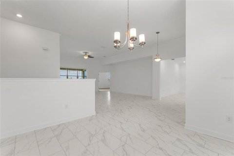 House in Davenport, Florida 5 bedrooms, 449.46 sq.m. № 1821212 - photo 8