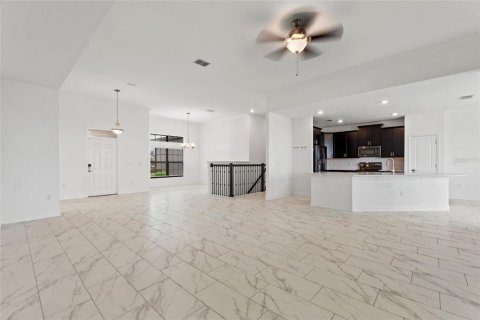 House in Davenport, Florida 5 bedrooms, 449.46 sq.m. № 1821212 - photo 13