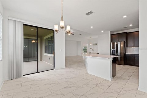 House in Davenport, Florida 5 bedrooms, 449.46 sq.m. № 1821212 - photo 18