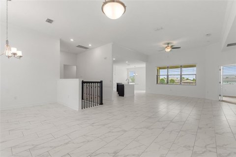 House in Davenport, Florida 5 bedrooms, 449.46 sq.m. № 1821212 - photo 5