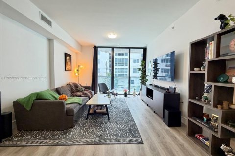 Condo in Miami, Florida, 1 bedroom  № 2042502 - photo 1