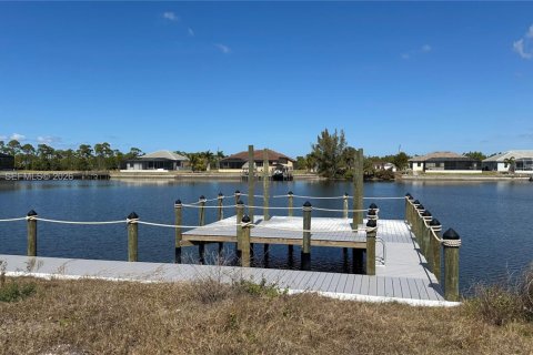 Land in Cape Coral, Florida № 2029271 - photo 3