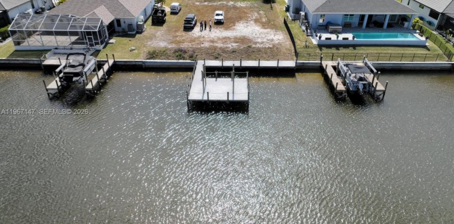 Land in Cape Coral, Florida № 2029271