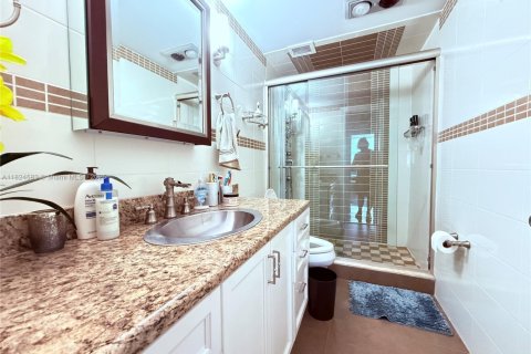 Condo in Hallandale Beach, Florida, 2 bedrooms  № 1794220 - photo 10