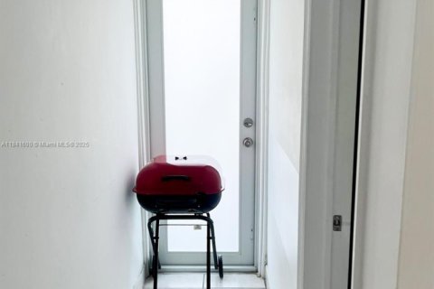 Condo in Miami Beach, Florida, 1 bedroom  № 1939584 - photo 15