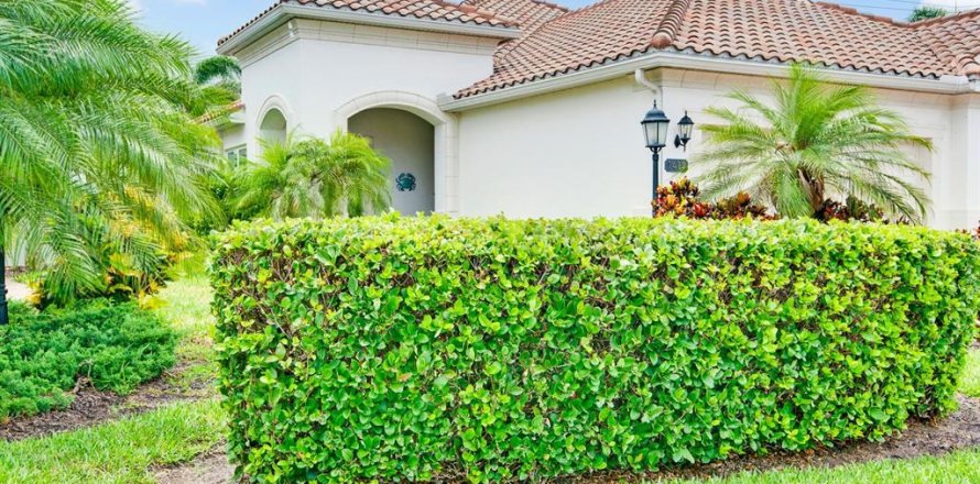 House in Bradenton, Florida 2 bedrooms, 141.68 sq.m. № 2200236