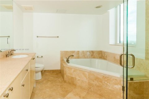 Condo in Hallandale Beach, Florida, 3 bedrooms № 2037459 - photo 9