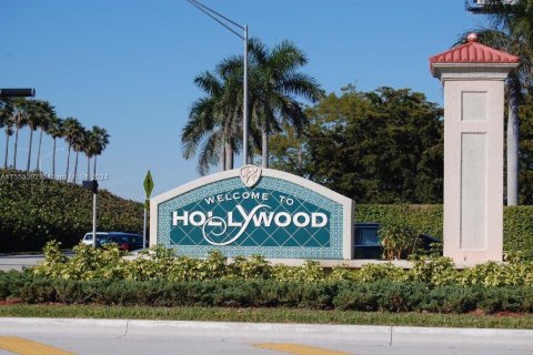 Condo in Hollywood, Florida, 2 bedrooms  № 1812377 - photo 9