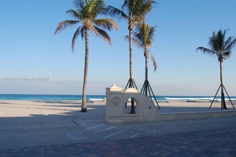 Condo in Hollywood, Florida, 2 bedrooms  № 1812377 - photo 10