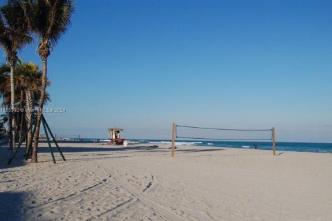 Condo in Hollywood, Florida, 2 bedrooms  № 1812377 - photo 11