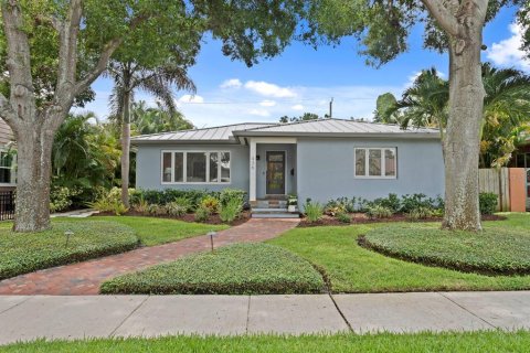 House in Saint Petersburg, Florida 2 bedrooms, 170.66 sq.m. № 1869772 - photo 1