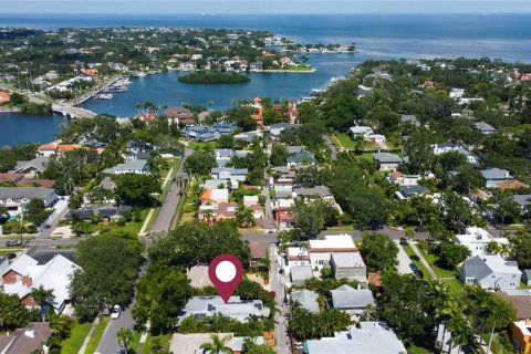 House in Saint Petersburg, Florida 2 bedrooms, 170.66 sq.m. № 1869772 - photo 2