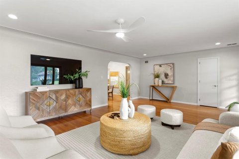 House in Saint Petersburg, Florida 2 bedrooms, 170.66 sq.m. № 1869772 - photo 5