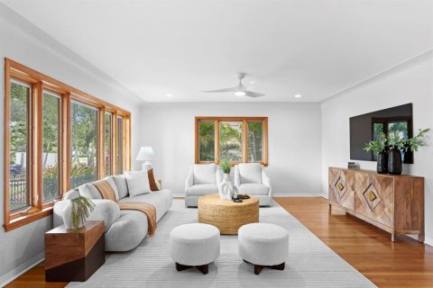 House in Saint Petersburg, Florida 2 bedrooms, 170.66 sq.m. № 1869772 - photo 4