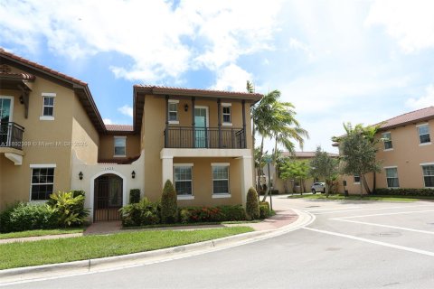 Townhouse in Pembroke Pines, Florida 3 bedrooms, 215.53 sq.m. № 1944951 - photo 1