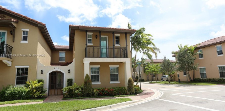 Townhouse in Pembroke Pines, Florida 3 bedrooms, 215.53 sq.m. № 1944951